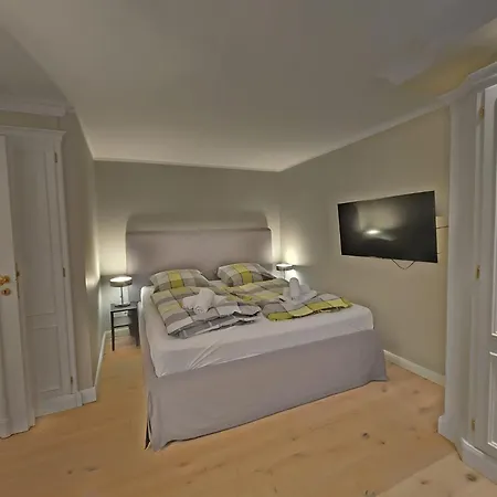 Caecilienhof Ost Ferienhaus *